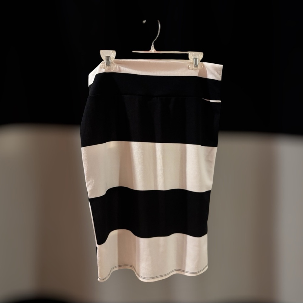 LuLaRoe Black and White Cassie Pencil skirt.  OS.  NWT. 💜💅🥸 - Picture 2 of 3